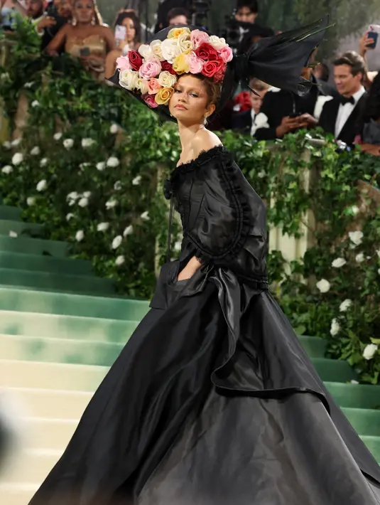 Aktris 27 tahun itu melengkapi dress tersebut dengan headpiece yang juga hitam, dengan mawar warna-warni agar sesuai dengan tema The Garden of Time. (Marleen Moise / GETTY IMAGES NORTH AMERICA / Getty Images via AFP)