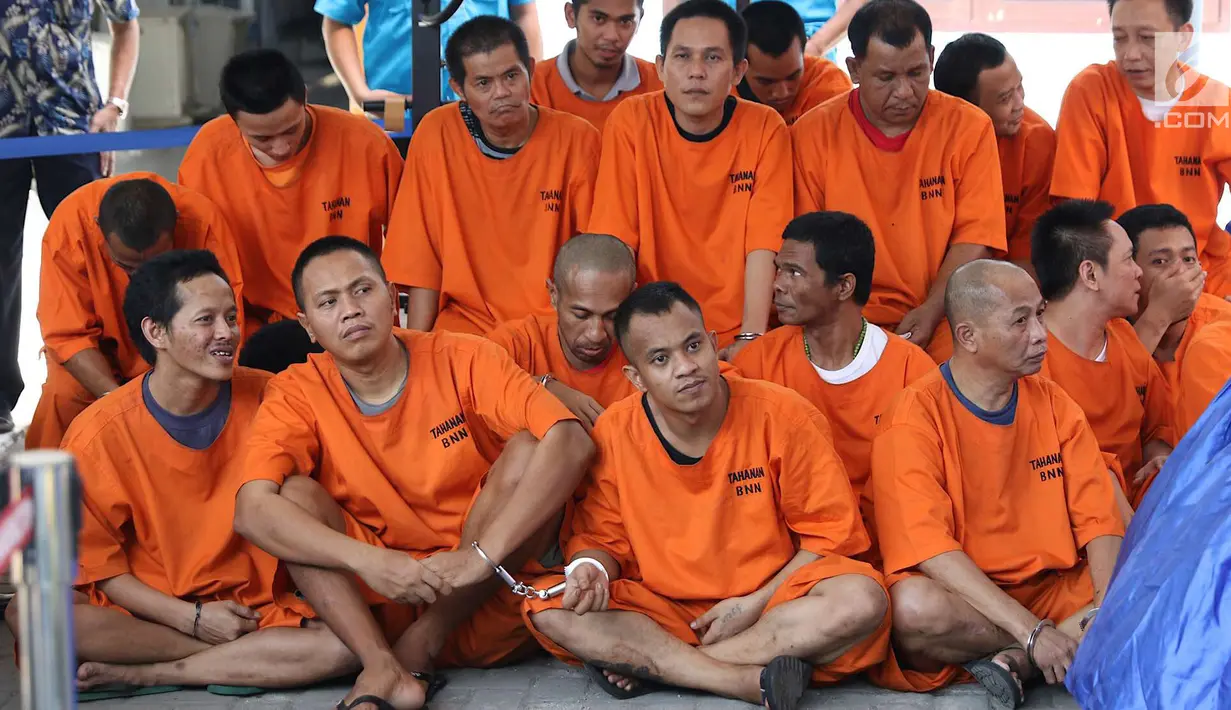 Tersangka kasus narkotika yang terjerat oleh Badan Narkotika Nasional (BNN) ditunjukkan di Gedung BNN, Jakarta, Jumat (7/9). (Liputan6.com/Immanuel Antonius)