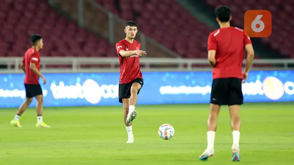 Pemain Timnas Indonesia, Ivar Jenner (tengah), saat sesi latihan menjelang laga FIFA Matchday melawan Timnas Argentina di Stadion Utama Gelora Bung Karno (SUGBK), Jakarta, Minggu (18/06/2023). (Bola.com/Bagaskara Lazuardi)
