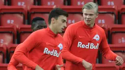 Penyerang Red Bull Salzburg, Erling Haaland melakukan pemanasan selama sesi latihan tim di stadion Anfield, Inggris (1/10/2019). Remaja 19 tahun asal Norwegia ini tampil sensasional mencetak hattrick di matchday pertama grup E Liga Champions melawan  Genk. (AFP Photo/Lindsey Parnaby)