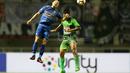 Pemain Persib Bandung, Shohei Matsunaga berduel dengan pemain PS TNI, Ganjar Mukti pada lanjutan Liga 1 2017 di Stadion Pakansari, Bogor, Sabtu (22/4/2017). PS TNI bermain imbang 2-2. (Bola.com/Nicklas Hanoatubun)