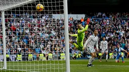 Pemain Real Madrid, Gareth Bale berhasil mencetak gol ke gawang Deportivo La Coruna dalam lanjutan La Liga Spanyol di Santiago Bernabue, Senin (22/1). Bale menyumbangkan dua gol kemenangan Real Madrid dengan skor 7-1. (AP/Francisco Seco)