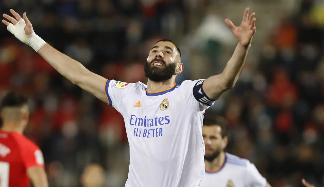 Karim Benzema. Striker berusia 34 tahun yang kini menjalani musim ke-13 bersama Real Madrid ini baru saja menggeser Thierry Henry di peringkat pertama. Total ia telah mencetak 413 gol, dengan rincian 377 gol dicetak bersama klub dan 36 gol bersama Timnas Prancis. (AP/Francisco Ubilla)