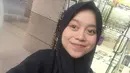 Saat umroh, ia mengenakan kerudung hitam dengan wajahnya yang tidak sama sekali mengenakan makeup. @lestykejora