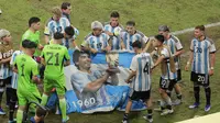 Selebrasi sejumlah pemain Timnas Argentina U-17 setelah mengalahkan Brasil U-17 dalam pertandingan perempat final Piala Dunia U-17 2023 yang berlangsung di Jakarta International Stadium, Jumat (24/11/2023). (Bola.com/M Iqbal Ichsan)