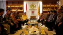 Ketua Partai Golkar Airlangga Hartarto bersama Anggota DPP Partai Golkar saat melakukan pertemuan dengan Ketua Badan Pengawas Pemilu (Bawaslu) Abhan di DPP Partai Golkar, Jakarta, Senin (2/7). (Liputan6.com/Johan Tallo)