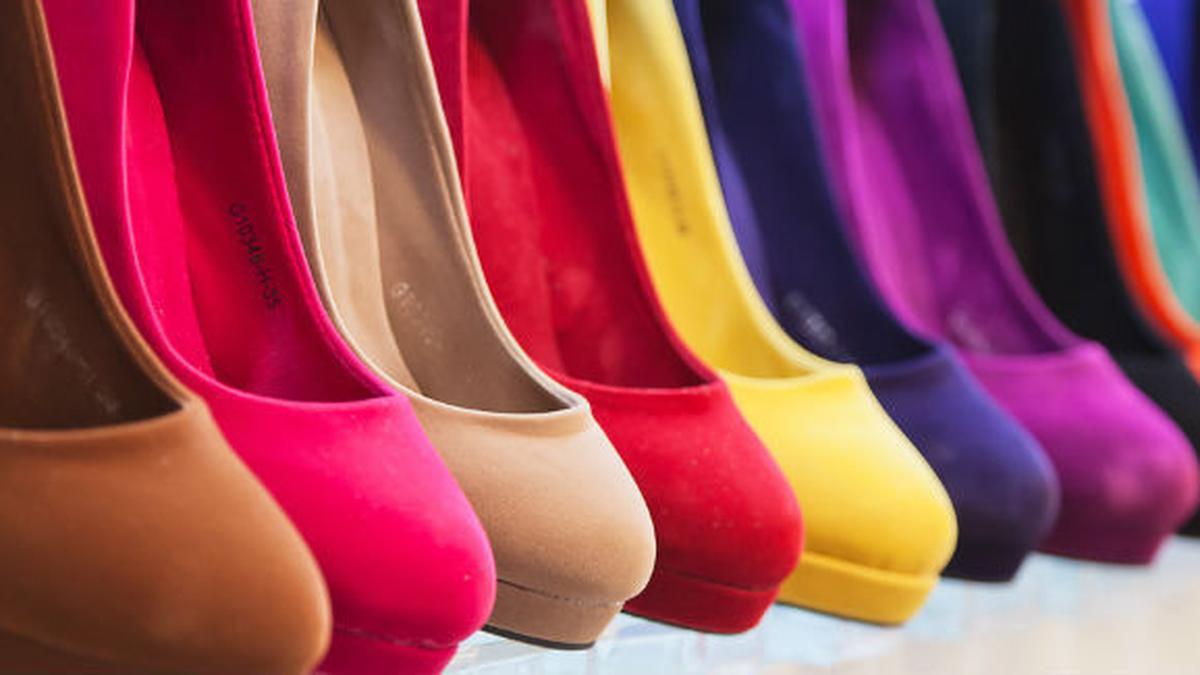 Memilih Sepatu Sesuai Model Rok Anda