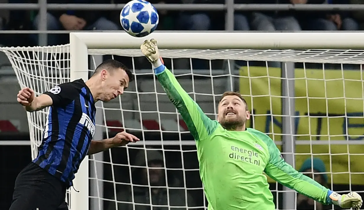 Kiper PSV Eindhoven, Jeroen Zoet menggagalkan sundulan gelandang Inter Milan, Ivan Perisic pada laga pamungkas penyisihan Grup B Liga Champions di Stadion San Siro, Rabu (12/12). Inter Milan hanya mampu bermain imbang 1-1. (Marco BERTORELLO/AFP)