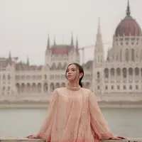 Lihat di sini tampilan santun Lyodra Ginting dengan modest wear di tengah keindahan arsitektur Eropa. [Dok/@lyodraofficial].