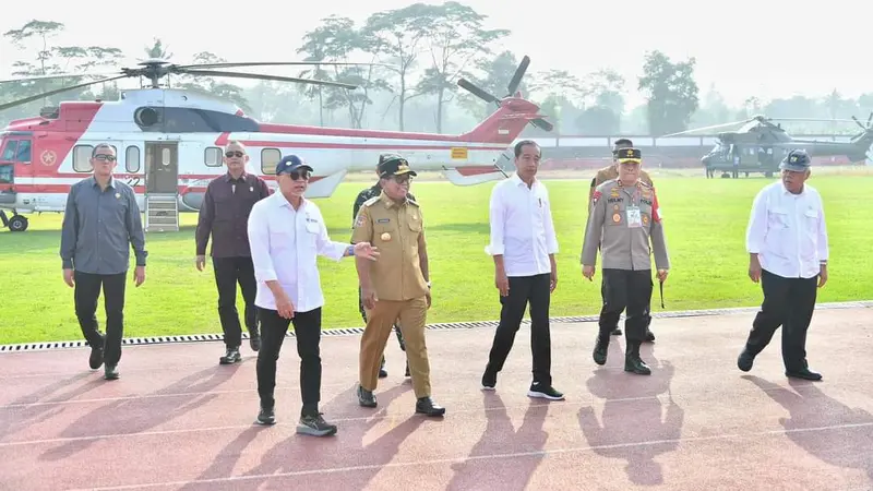 Presiden Joko Widodo dan rombongan tiba di Lampung menggunakan helikopter Super Puma TNI AU, mendarat di Stadion Jati Kalianda, Lampung Selatan.  Foto : (Istimewa).