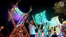 Peserta mengikuti Festival Pukul Beduk dan Gema Takbir 2017 di Balai Kota, Jakarta, Sabtu (24/6). Festival Beduk yang diselenggarakan pada malam takbiran itu untuk menyambut Idul Fitri 1438 H serta HUT ke-490 Jakarta. (Liputan6.com/Angga Yuniar)