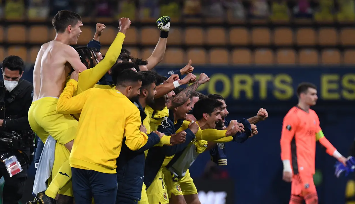 Para pemain Villarreal merayakan kelolosan ke semifinal Liga Europa 2020/2021 usai menang 2-1 atas Dinamo Zagreb dalam laga leg kedua perempatfinal di La Ceramica Stadium, Villarreal, Kamis (15/4/2021). (AFP/Jose Jordan)