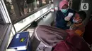Petugas kesehatan mengecek suhu tubuh seorang anak saat vaksinasi COVID-19 Sinovac di Pospol Polsek Pamulang, Tangerang Selatan, Banten, Kamis (6/1/2022). Vaksinasi dilakukan guna mendukung tercapainya target nasional vaksinasi anak sebanyak 26 juta di seluruh Indonesia. (Liputan6.com/Faizal Fanani)