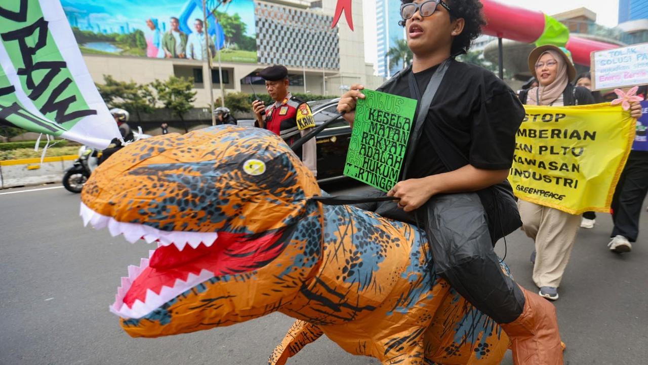 FOTO: Long March Aksi Iklim di Jakarta, Desak Prabowo Tegaskan Komitmen di PBB