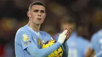 Selebrasi gelandang Manchester City, Phil Foden yang sukses mencetak hattrick dalam kemenangan 3-0 atas Brentford pada laga pekan ke-23 Premier League 2023/2024 di Gtech Community Stadium, London, Senin (5/2/2024). (AP Photo/Ian Walton)