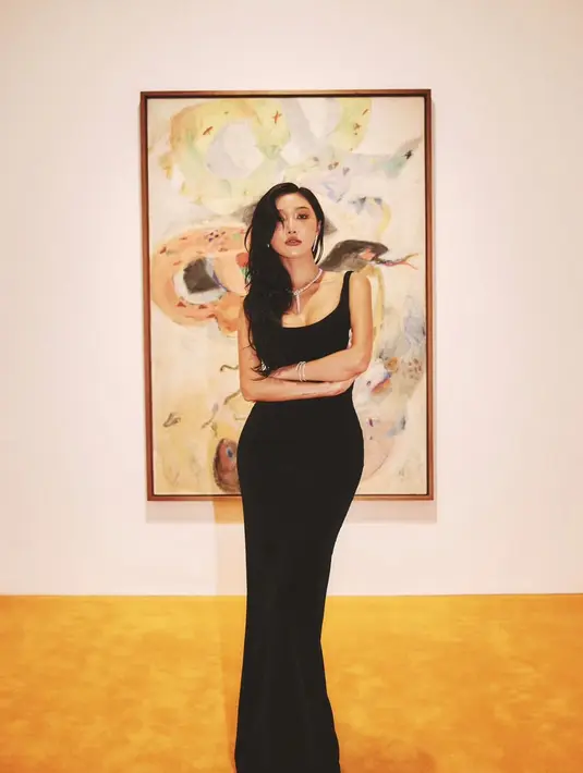 Hwasa MAMAMOO juga tak takut bereksperimen dengan gaya rambut lain, seperti warna rambut hitam legamnya di sini. [Foto: Instagram/_mariahwasa]