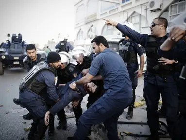 [FOTO] Demo Bahrain Berakhir Ricuh, 3 Polisi Tewas
