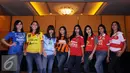 Aksi para model saat bergaya menggunakan kaos tim peserta Torabika Soccer Championship 2016 di Hotel Mulia, Jakarta, Senin (18/4). 18 klub sepakbola profesional dipastikan mengikuti Torabika Soccer Championship 2016. (Liputan6.com/Helmi Fithriansyah)