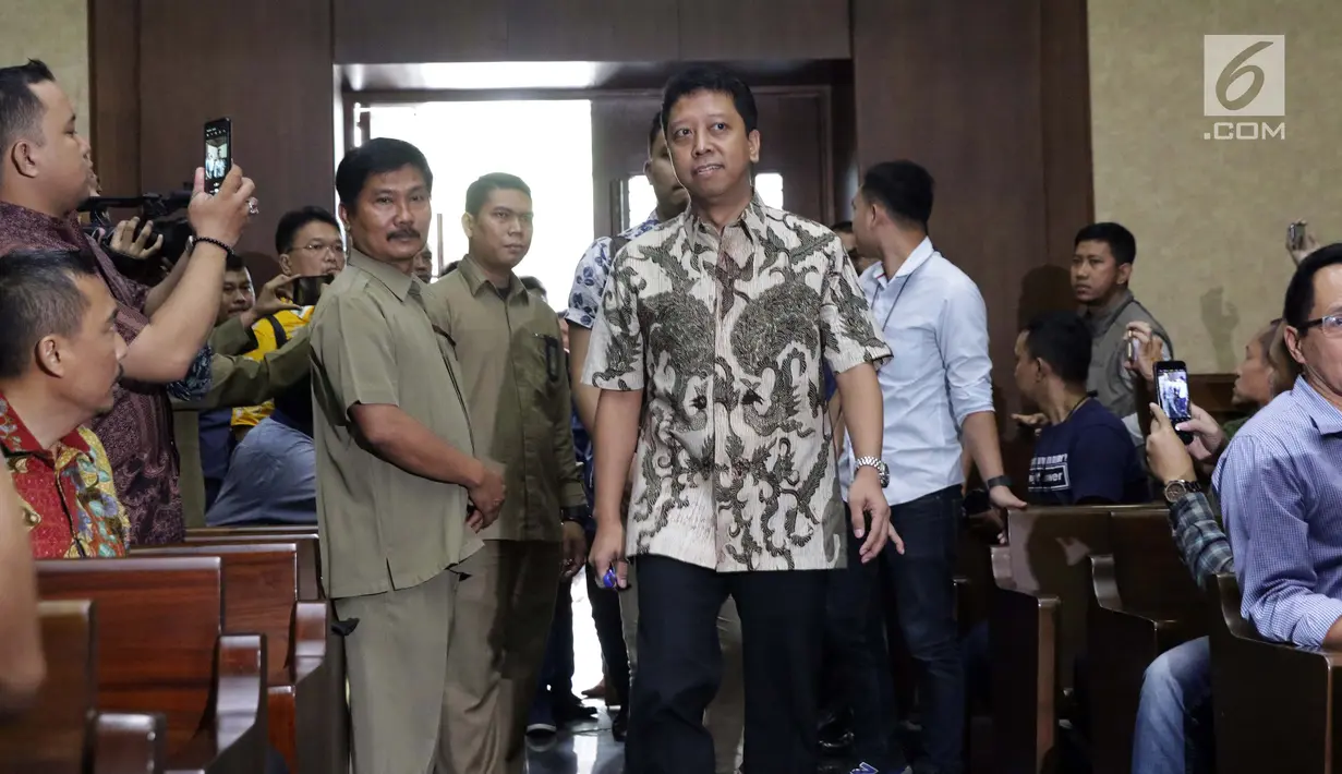 Mantan Ketua Umum PPP, Romahurmuziy memasuki ruang sidang Pengadilan Tipikor, Jakarta, Rabu (26/6/2019). Romahurmuziy memberi keterangan sebagai saksi pada sidang lanjutan suap seleksi pengisian jabatan di Kementerian Agama. (Liputan6.com/Helmi Fithriansyah)