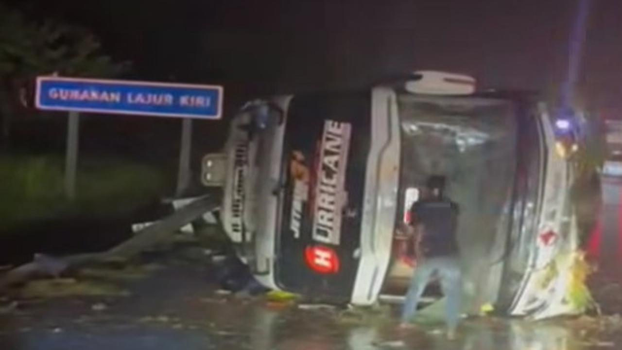 Viral Bus PO Haryanto Terguling di Jalan Tol Batang Jateng