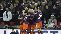 Para pemain Manchester City merayakan gol yang dicetak ke gawang Tottenham Hotspur di Stadion Wembley, Selasa (30/10/2018) dini hari WIB. (AP Photo/Tim Ireland)