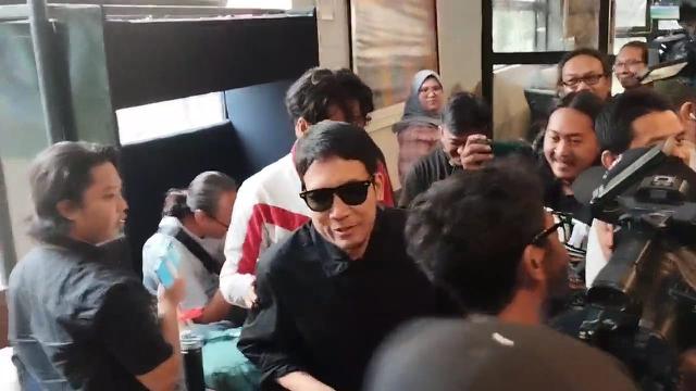 Desta mendengar penjelasan Andre Taulany soal perceraian