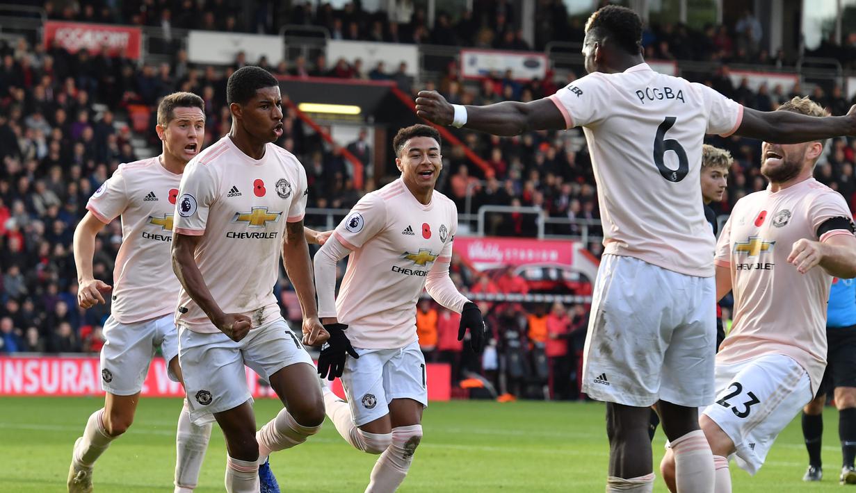 Striker Manchester United, Marcus Rashford, merayakan gol yang dicetaknya ke gawang Bournemouth pada laga Premier League di Stadion Vitality, Bournemouth, Sabtu (3/11). Bournemouth kalah 1-2 dari MU. (AFP/Ben Stansall)