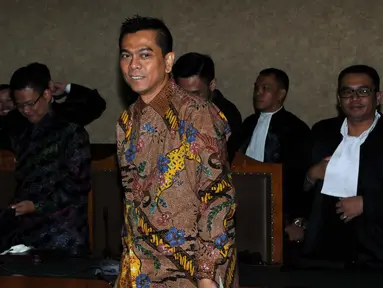 Mantan anggota DPRD DKI, M Sanusi usai menjalani sidang perdana sebagai terdakwa di Pengadilan Tipikor, Jakarta, Rabu (24/8). Sidang tersebut beragenda pembacaan dakwaan terkait kasus Raperda reklamasi pantai Teluk Jakarta. (Liputan6.com/Helmi Afandi)