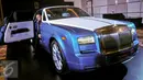 Pembeli Rolls-Royce Phantom bisa memilih warna eksterior sebanyak 44.000 pilihan, motif kayu tidak terbatas, penggunaan berbagai materi kulit dan pewarnaan interior yang sangat beragam, Jakarta, Kamis (31/3). (Liputan6.com/Yoppy Renato)