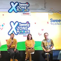 Ka-ki: Maggie Effendy selaku Head of Marketing Baby Care, Senior Public Relations Manager PT. Sumber Alfaria Trijaya, Tbk (Alfamart) Eris Estrada Sembiring, Corporate Communications General Manager PT Sumber Alfaria Trijaya Tbk (Alfamart), Rani Wijaya, Sabai Dieter Morscheck, Ringgo Agus Rahman, dr. Leni Lukman, SPA/Stella Maris.