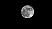 Penampakan fenomena supermoon terlihat dari langit Trebons-sur-la-Grasse di Prancis selatan, Minggu (3/12). Selain dinamai Full Cold Supermoon, Supermoon ini juga disebut Big Spirit Moon atau Blue Moon. (AFP PHOTO / REMY GABALDA)