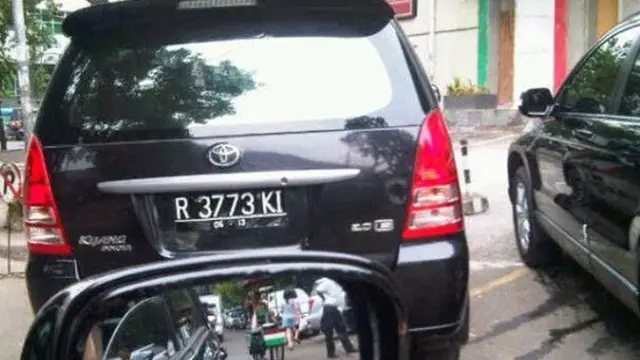 7 Potret Pelat Nomor Kendaraan Nyeleneh, Bikin Senyum Saat Bacanya
