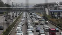Sejumlah kendaraan terjebak kemacetan di Tol Jagorawi, Jakarta, Sabtu (6/7/2019). Direktur Eksekutif KPPB Ahmad Safruddin menilai pembatasan kendaraan pribadi melintas di ruas-ruas tertentu perlu diintensifkan untuk membantu mengurangi polusi udara. (Liputan6.com/Faizal Fanani)