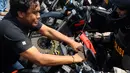 Sehingga petugas berhasil mengendalikan situasi dan mengamankan para pengunjuk rasa anarkis dan dianggap provokator. (merdeka.com/Arie Basuki)
