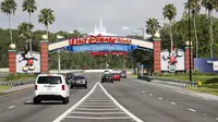 Pemandangan pintu masuk taman hiburan Walt Disney World pada 11 Juli 2020 di Lake Buena Vista, Florida, Amerika Serikat. (OCTAVIO JONES / GETTY IMAGES NORTH AMERICA / GETTY IMAGES VIA AFP)