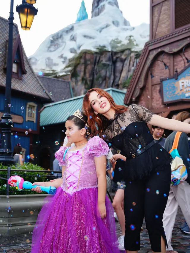 Gaya Serba Hitam Tasya Farasya Ajak Anak Liburan ke Disneyland Hong Kong, Putrinya Jadi Princess