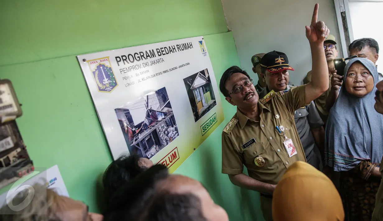 Wakil Gubernur DKI Jakarta, Djarot Saiful meninjau rumah yang akan dibedah usai meresmikan program bedah rumah di Cilincing, Jakarta, Senin (17/4). (Liputan6.com/Faizal Fanani)