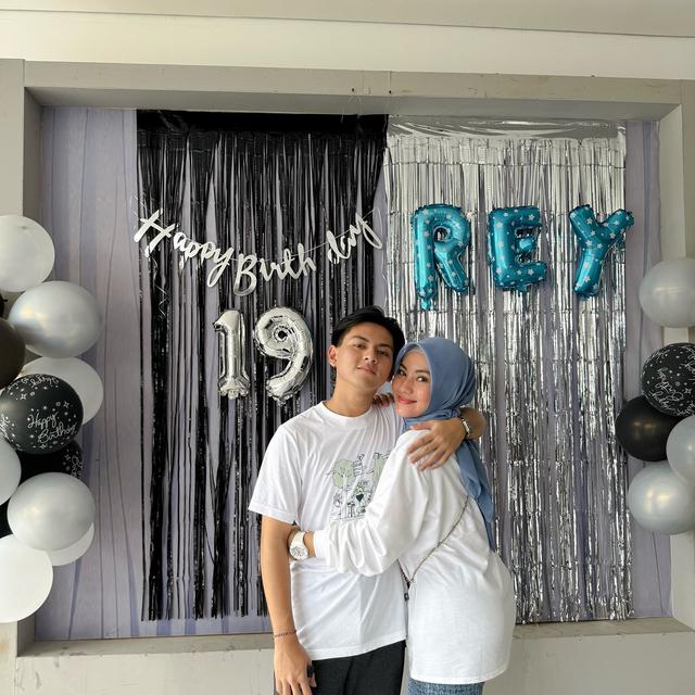 6 Potret Bunga Fathia Kakak Rey Bong Jarang Tersorot, Kenal dengan Rekan Artis