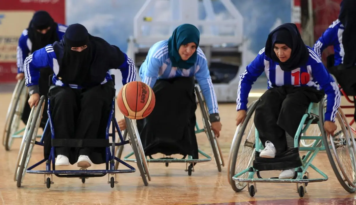 Wanita penyandang disabilitas mengambil bagian dalam kejuaraan bola basket kursi roda lokal di Sanaa, Yaman, 9 Desember 2019. Di Yaman yang dilanda konflik, sembilan tim termasuk lima kelompok wanita, berkompetisi dalam kejuaraan basket lokal untuk penyandang disabilitas. (MOHAMMED HUWAIS/AFP)