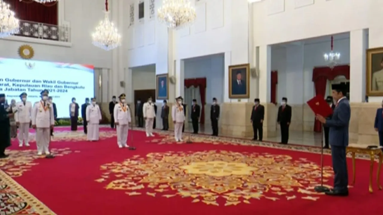 Presiden Jokowi melantik tiga pasang Kepala Daerah di Istana kepresiden, Jakarta. (Istimewa)