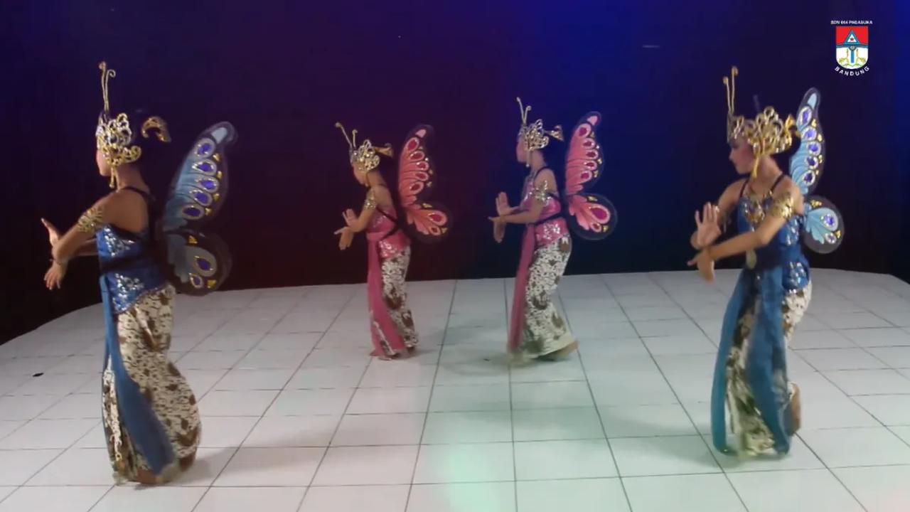 Gambarkan siklus hidup kupu-kupu