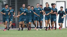 Pemain Timnas Qatar U-19 berlari jelang latihan di Lapangan A Kompleks GBK, Jakarta, Rabu (17/10). Timnas Qatar U-19 tergabuing di Grup A Piala AFC U-19 bersama Indonesia dan Chinese Taipei serta Uni Emirat Arab. (Liputan6.com/Helmi Fithriansyah)