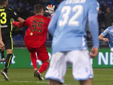 Pemain  Lazio,  Stefano Mauri saat mencetak gol ke gawang Hellas Verona pada lanjutan Liga Italia Seria A di Stadion Olimpico, Roma, Italia, Jumat (12/2/2016) dinni hari WIB. (EPA/Claudio Peri)
