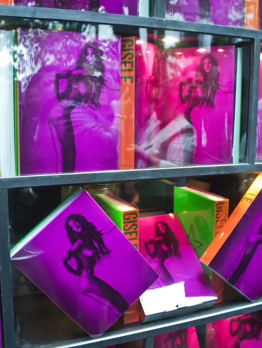 Buku yang terdiri dari 300 halaman ini dijual seharga US$ 700 atau sekitar 9.5 juta rupiah. Hanya ada 1.000 kopi buku yang dijual dan masing-masing buku dikemas secara eksklusif dengan tanda tangan asli Gisele Bundchen. (AFP/Bintang.com)