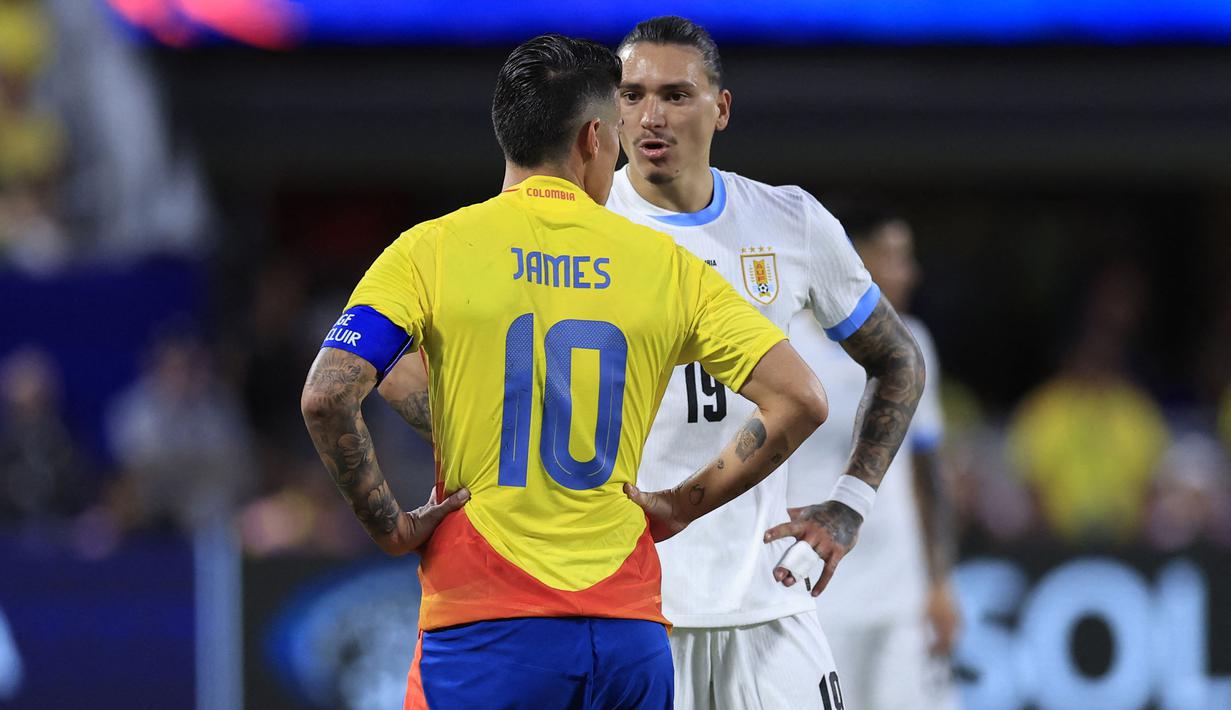 Striker Timnas Uruguay, Darwin Nunez (kanan) berbicara dengan kapten Timnas Kolombia, James Rodriguez pada laga semifinal Copa America 2024 di Bank of America Stadium, Charlotte, Amerika Serikat, Kamis (11/7/2024) pagi WIB. (AFP/Getty Images/Buda Mendes)