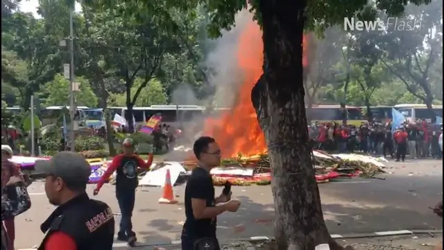 Polisi tengah mengusut kasus pembakaran sejumlah karangan bunga untuk Ahok saat aksi demo may day atau hari buruh di sekitar Monas, Jakarta Pusat, Senin 1 Mei 2017. Kasus tersebut saat ini dalam penyelidikan penyidik Polres Metro Jakarta Pusat.