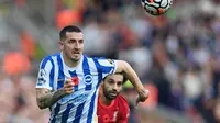 Lewis Dunk. Bek tengah Inggris berusia 30 tahun ini telah memperkuat Brighton and Hove Albion sejak 2009/2010 usai dipromosikan dari tim akademi. Selama total 13 musim, ia telah tampil dalam 365 laga di semua ajang dengan torehan 25 gol dan 14 assist. (AFP/Paul Ellis)