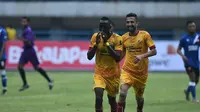 Makan Konate merayakan golnya ke gawang PSM pada penyisihan Grup A Piala Presiden 2018 (21/1/2018). (Bola.com/Riskha Prasetya)