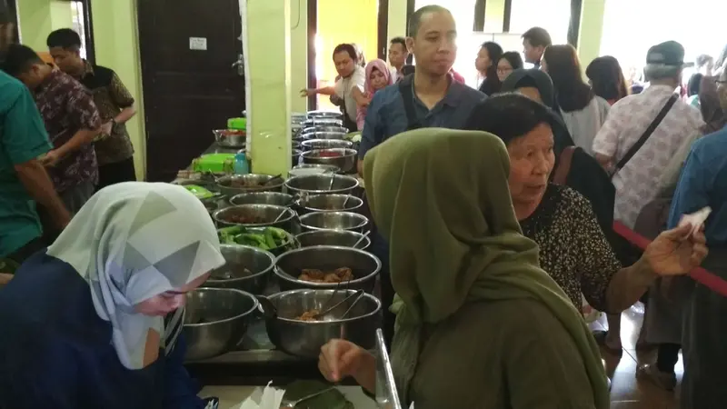 Pengunjung Rela Antre Demi Menyantap Nasi Jamblang Cirebon