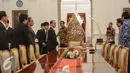 Presiden Joko Widodo di dampingi sejumlah menteri kabinet kerja menerima kunjungan kehormatan utusan khusus Perdana Menteri Jepang Hiroto Izumi beserta rombongan delegasi, di Istana Merdeka, Jakarta, Jumat (10/7/2015). (Liputan6.com/Faizal Fanani)
